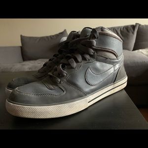 Nike mens 8.5, womens 10 grey